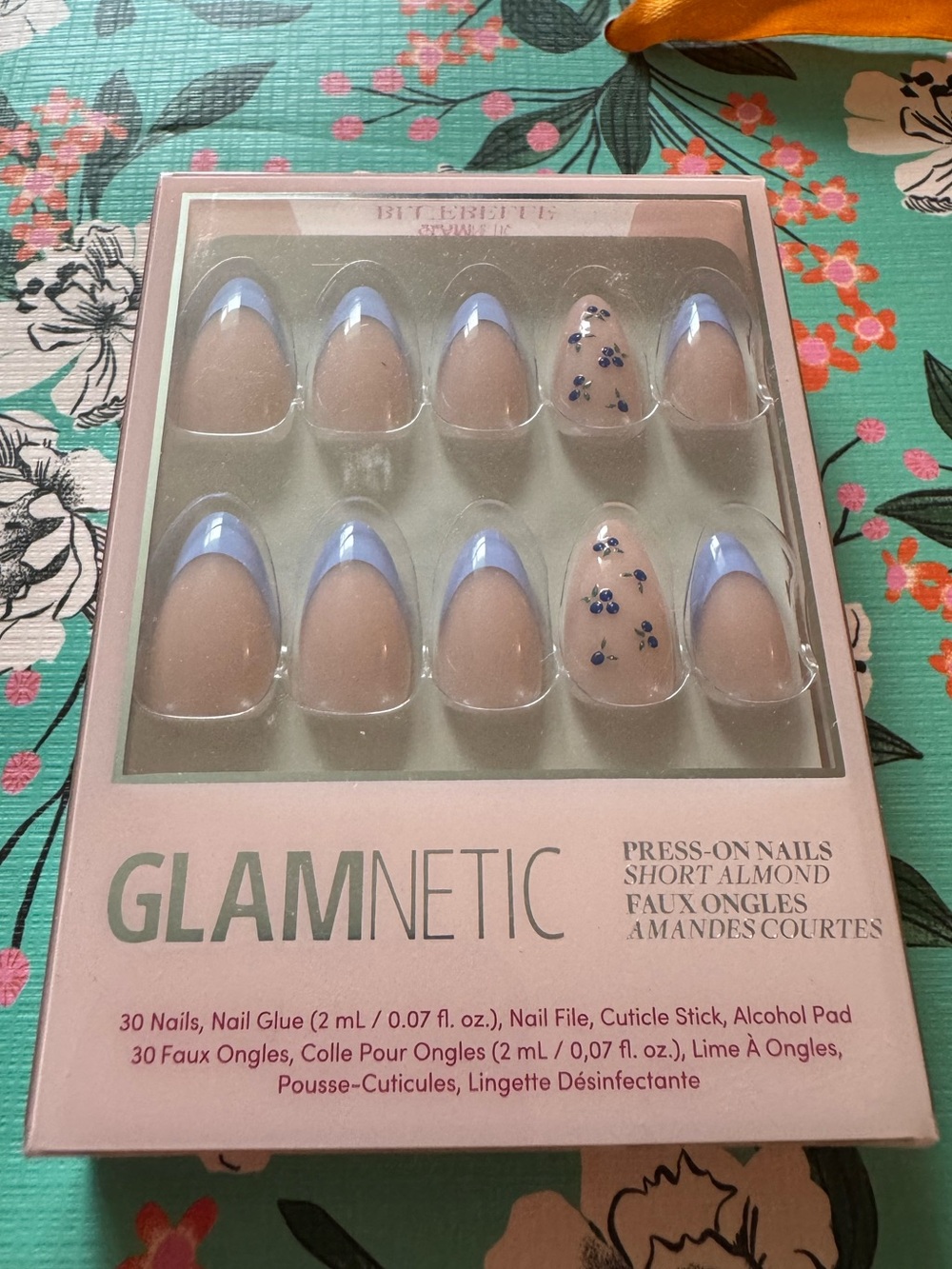 Glamnetic press on nails - Short Almond - bluebelle